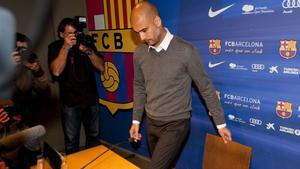 27 de abril de 2012. Rueda de prensa en la Sala Ricard Maxenchs del Camp  Nou. Guardiola anunció que no seguiría en el banquillo del FC Barcelona