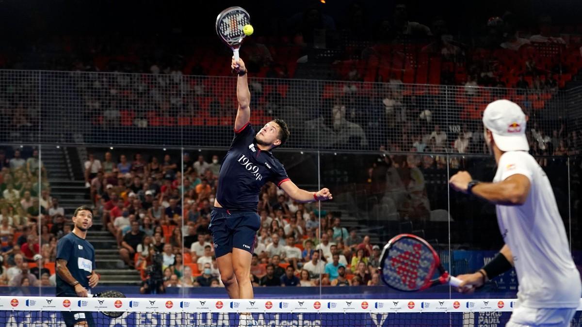 Tapia devuelve una bola en la final Tapia devuelve una bola en la final