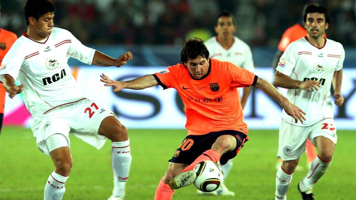 Leo Messi (centro) rodeado de jugadores del Estudiantes en la final del Mundial de Clubes 2009