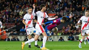 FC Barcelona - Rayo Vallecano: Si el primer penalti sobre Gavi fue claro, este directamente no lo quisieron... ¡pitar!