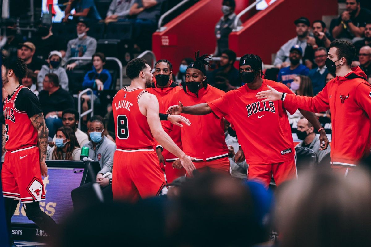 El banquillo de los Bulls saluda a Lavine. El banquillo de los Bulls saluda a Lavine.