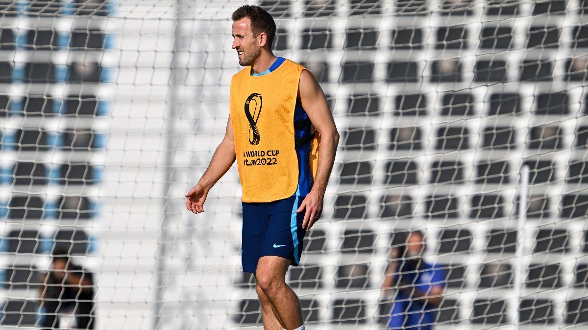 Englands forward #09 Harry Kane takes part in a training session at Al Wakrah SC Stadium in Al Wakrah, south of Doha on November 24, 2022, on the eve of the Qatar 2022 World Cup football match between England and USA. (Photo by Paul ELLIS / AFP)