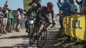Dylan van Baarle gana la París Roubaix 2022