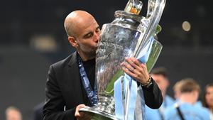 Lentrenador del Manchester City, Pep Guardiola, besa el trofeu en guanyar la Champions 2023