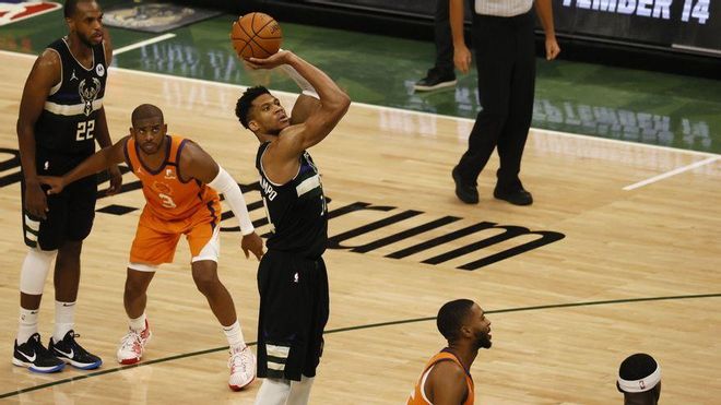 Giannis Antetokounmpo lanza a canasta. Giannis Antetokounmpo lanza a canasta.