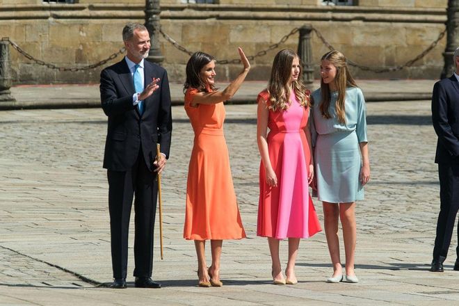 ¿La Reina Letizia no se ha santiguado en este vídeo con el resto de su familia?