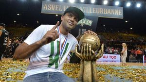 Tony Parker, presidente del ASVEL, celebrando una de las ligas conquistadas por su club Tony Parker, presidente del ASVEL, celebrando una de las ligas conquistadas por su club