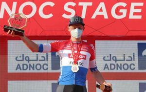 Mathieu van der Poel celebra en el podio tras ganar la primera etapa Mathieu van der Poel celebra en el podio tras ganar la primera etapa