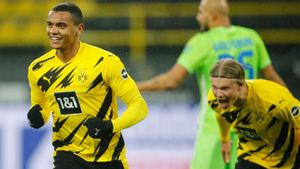 Akanji y Haaland celebran el gol del central del Dortmund. Akanji y Haaland celebran el gol del central del Dortmund.