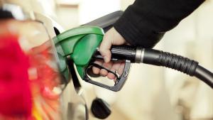 Una persona reposta combustible en una gasolinera.