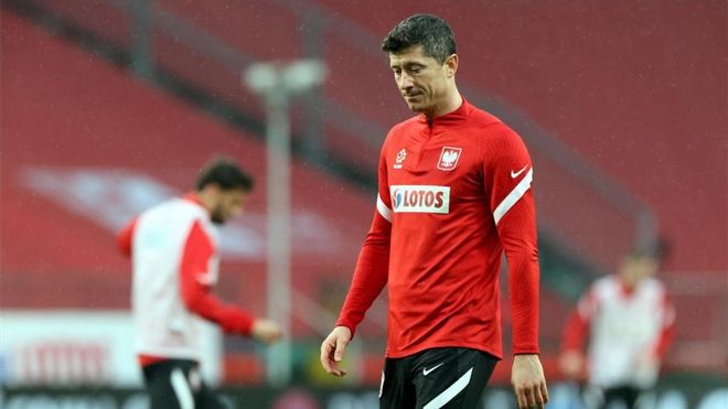 Lewandowski, durante un calentamiento con Polonia. Lewandowski, durante un calentamiento con Polonia.