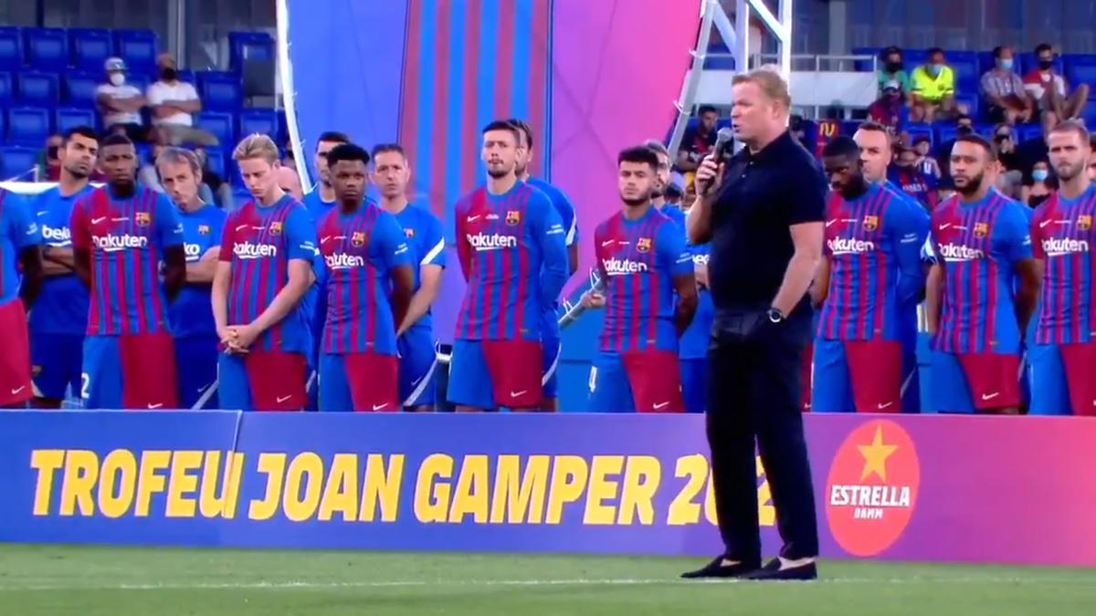 La afición del Barça ovaciona a Messi durante el discurso de Koeman