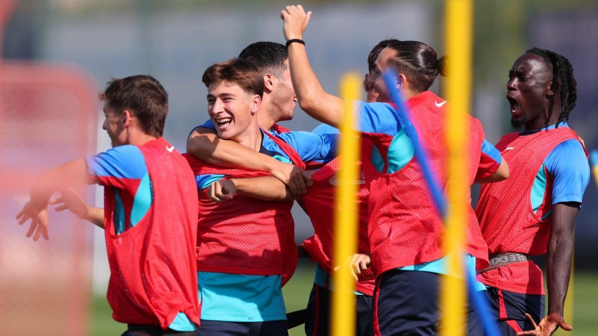 Pablo Torre sonríe en el entrenamiento del Barça Atlètic