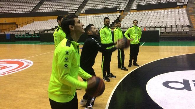 Los jugadores de Industrias lanzaron a canasta en el Olímpic Los jugadores de Industrias lanzaron a canasta en el Olímpic