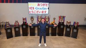 Bojan posa con todos los trofeos ganados con el Barça