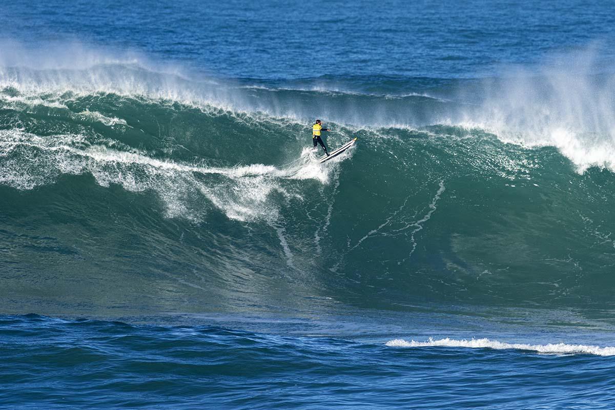 El campeonato de surf de olas grandes reúne en La Cantera de Cueto a más de 5.000 personas