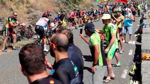 Aficionados animan a un ciclista durante La Vuelta