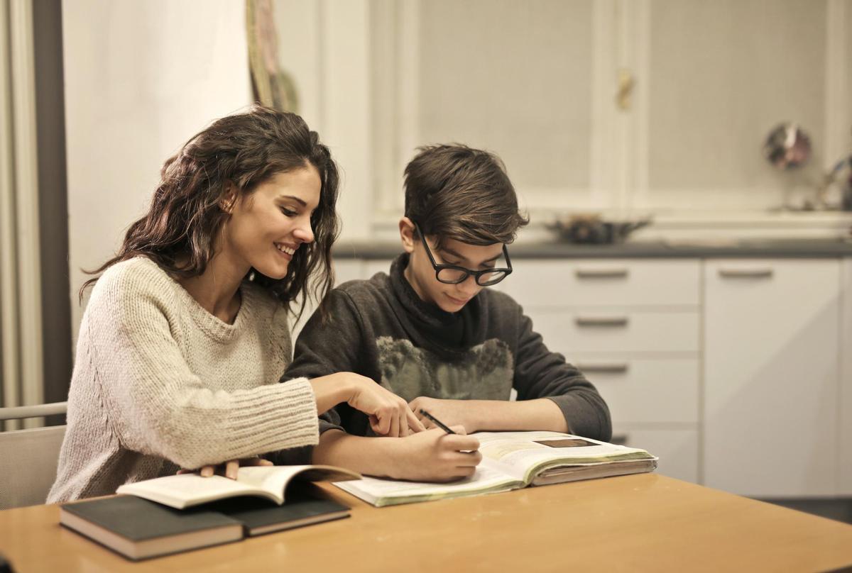 ¿Deben los padres ayudar a los niños hacer los deberes?