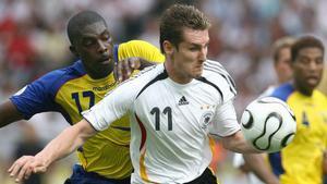 Miroslav Klose en acción durante el Ecuador-Alemania del Mundial 2006