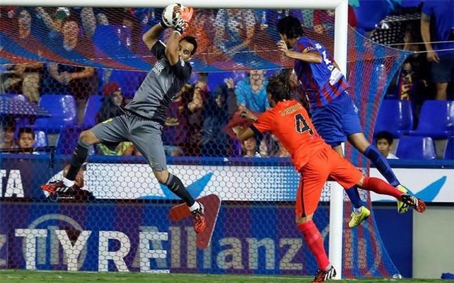 Claudio Bravo en acción durante el Levante-Barça Claudio Bravo en acción durante el Levante-Barça