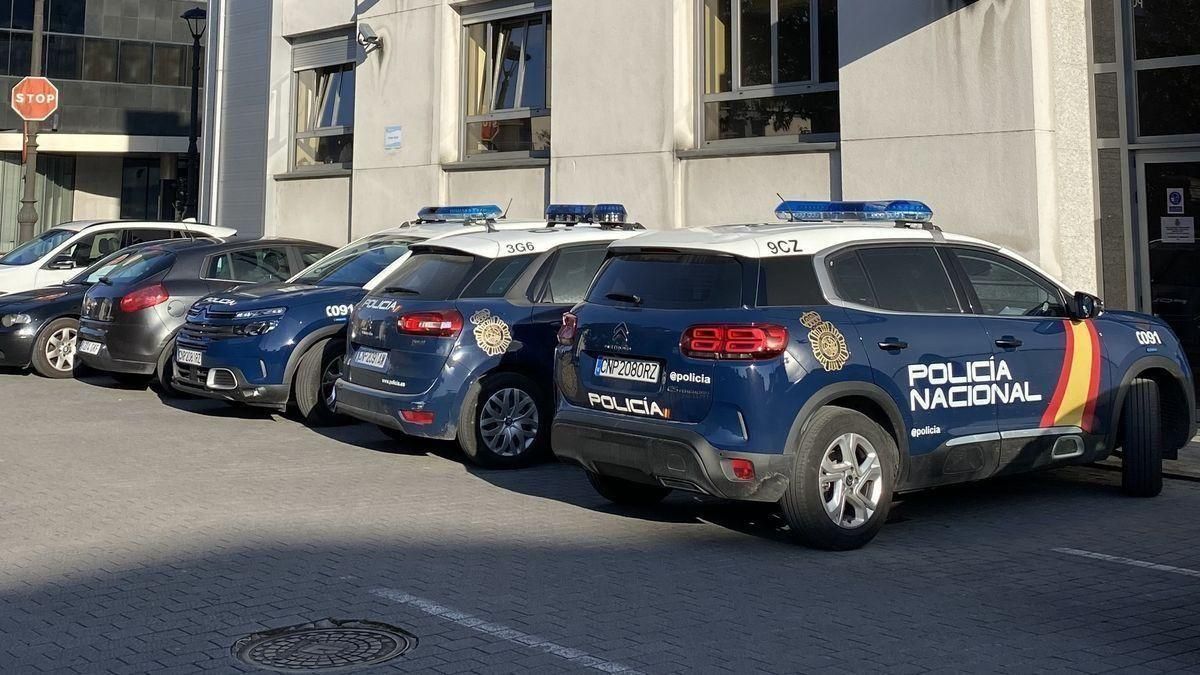 Coches de policía en la comisaría de la Policía Nacional de Langreo. Coches de policía en la comisaría de la Policía Nacional de Langreo.
