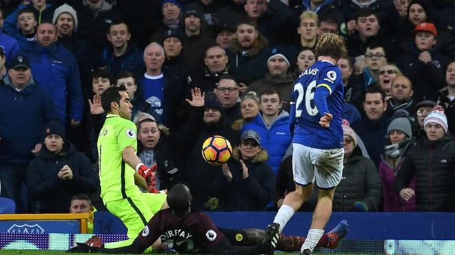 Bravo recibió muchas críticas tras la goleada encajada ante el Everton Bravo recibió muchas críticas tras la goleada encajada ante el Everton