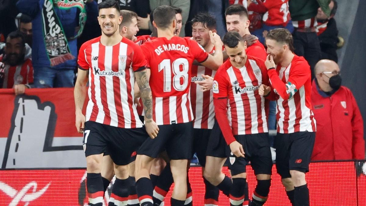 Los jugadores del Athletic celebran uno de sus goles en el derbi frente a la Real Sociedad