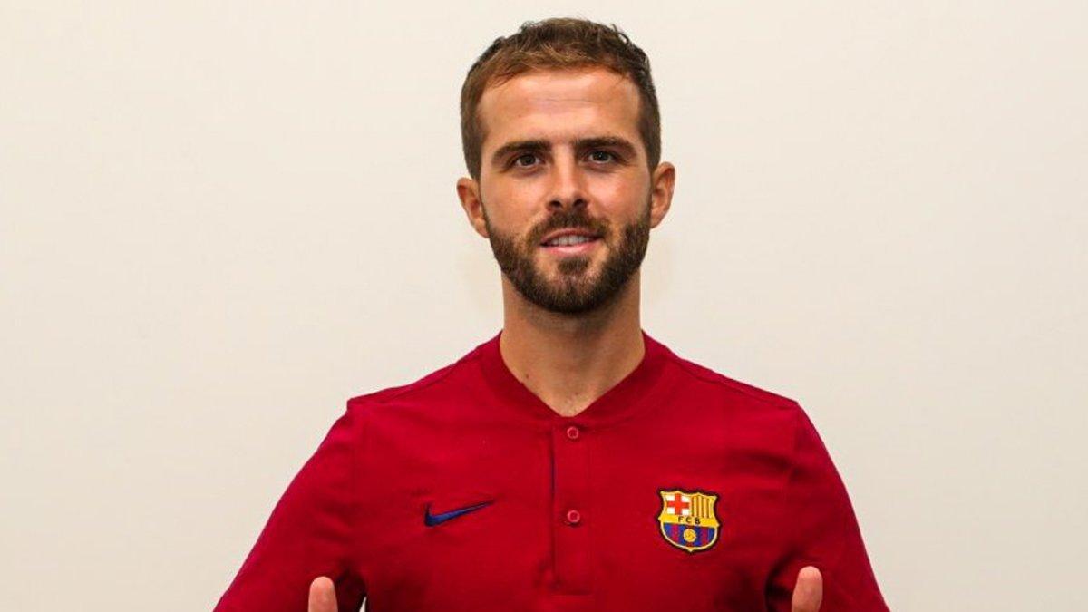 Pjanic, con el escudo del Barça