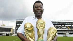 Pelé con los trofeos de los tres Mundiales que ganó con Brasil