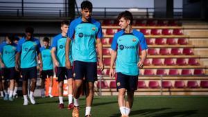 Así saltó el Barça al verde de la Ciutat Esportiva Joan Gamper para realizar el segundo entrenamiento de la pretemporada