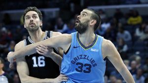 Pau y Marc Gasol, en una acción del partido en en FedEx Forum Pau y Marc Gasol, en una acción del partido en en FedEx Forum