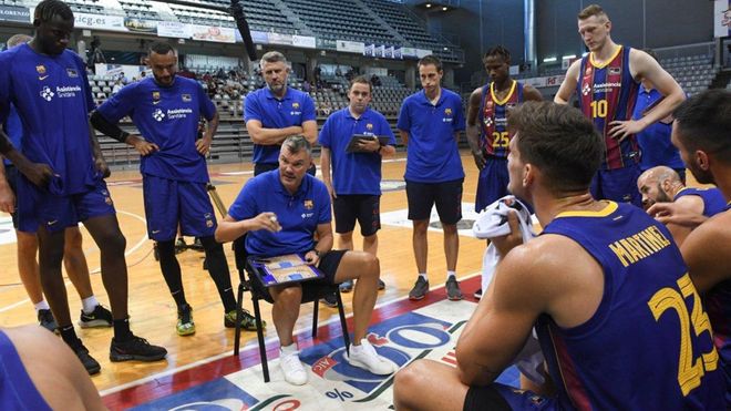 Jasikevicius, dando instrucciones a sus jugadores durante el partido Jasikevicius, dando instrucciones a sus jugadores durante el partido