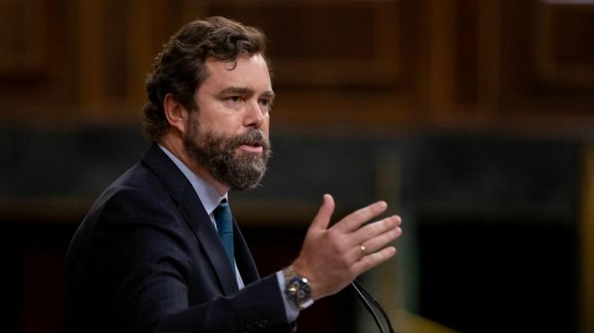 Espinosa de los Monteros, indignado con lo que había al lado de una papeleta de Vox Espinosa de los Monteros, indignado con lo que había al lado de una papeleta de Vox