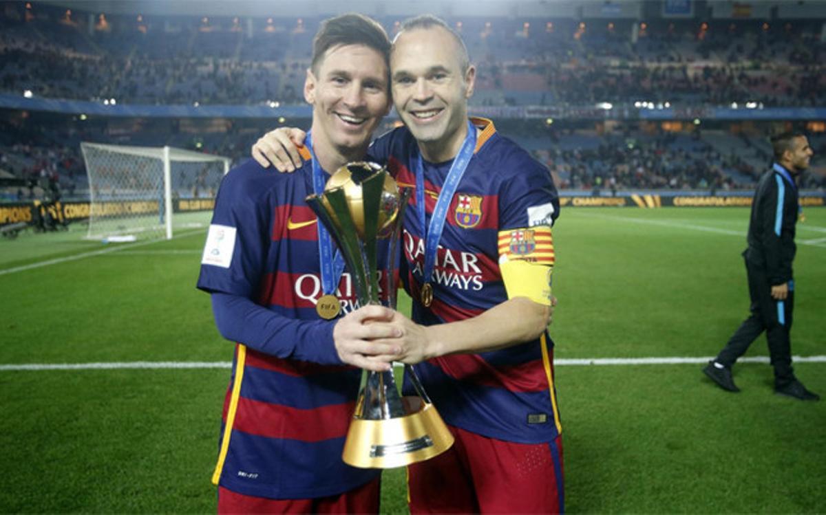 Messi posa junto a Iniesta con el Mundial de Clubes 2015, el 26º título cosechado con la camiseta del FC Barcelona. El manchego también suma los mismos