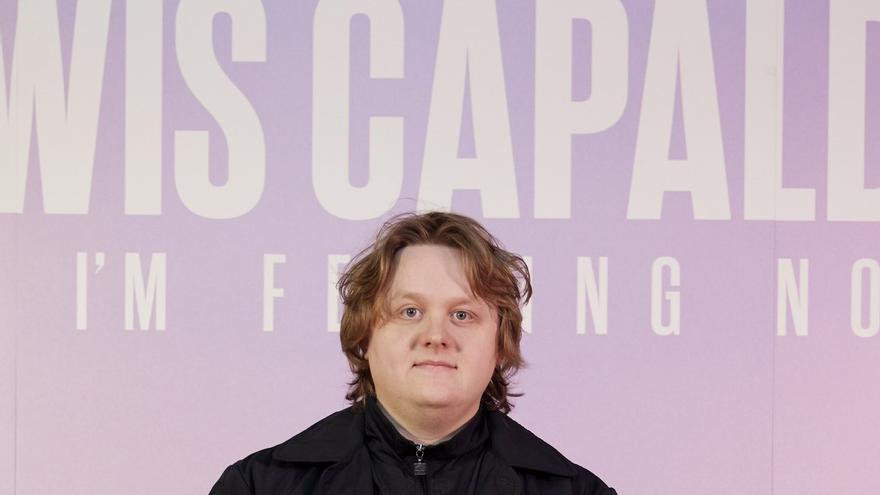 Lewis Capaldi se retirará temporalmente por síndrome de Tourette y se cae del cartel del festival Dcode 2023