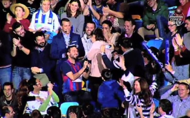 Un aficionado del Barça pidió matrimonio a su novia en el Gran Canaria Arena Un aficionado del Barça pidió matrimonio a su novia en el Gran Canaria Arena