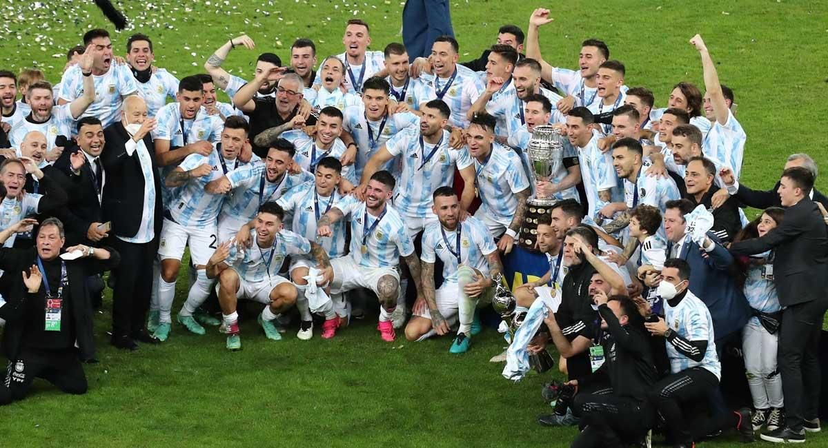 La selección argentina festeja su título sobre el césped de Maracaná. La selección argentina festeja su título sobre el césped de Maracaná.