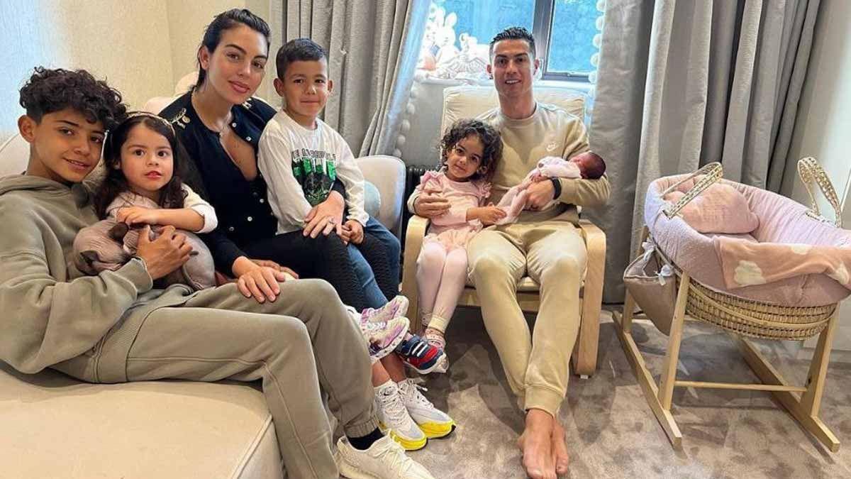 ristiano Ronaldo y Georgina Rodríguez, con la familia al completo tras el nacimiento de su hija.