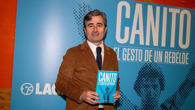 Jesús Beltrán, con el libro homenaje a Canito Jesús Beltrán, con el libro homenaje a Canito