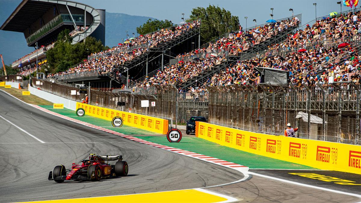 Las gradas abarrotadas del Circuit y Carlos Sainz al volante del Ferrari
