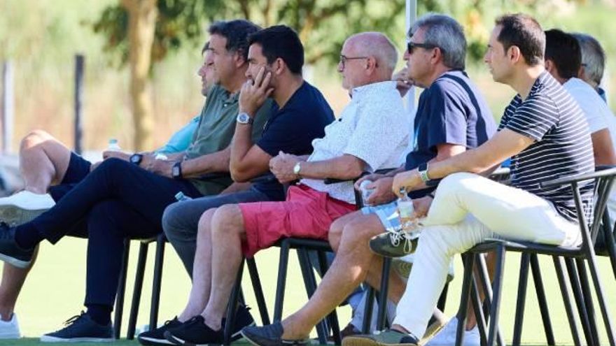 ديكو يتابع مباراة فريق برشلونة الرديف ويعمل بجد مع الإدارة الرياضية للنادي