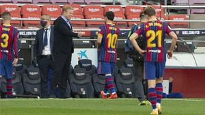 Un integrante del banquillo azulgrana fue amonestado durante el clásico de este sábado en el Camp Nou Un integrante del banquillo azulgrana fue amonestado durante el clásico de este sábado en el Camp Nou