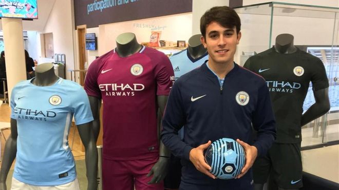 Eric García posa con las equipaciones del City Eric García posa con las equipaciones del City