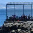 Un grupo de migrantes marroquíes en las inmediaciones de la valla de Ceuta. / EP