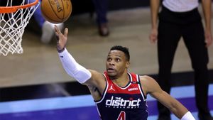 Westbrook, a por un balón ante los Houston Rockets Westbrook, a por un balón ante los Houston Rockets
