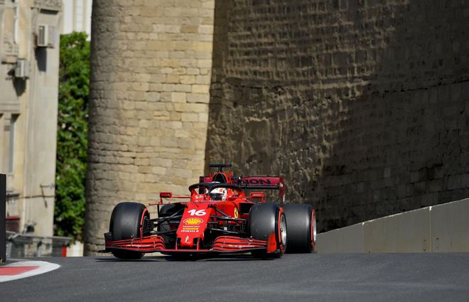 Leclerc se lleva la pole en Bakú