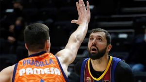 Mirotic amaga con lanzar desde el perímetro Mirotic amaga con lanzar desde el perímetro