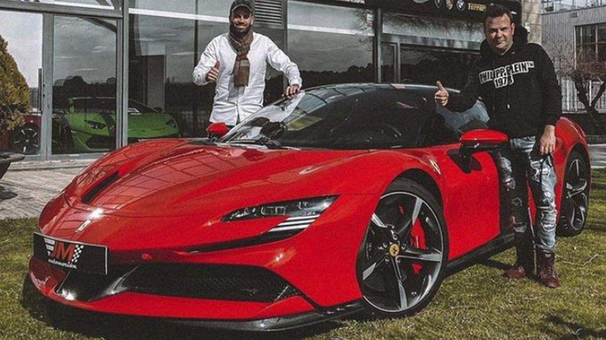 José Elías, junto a su Ferrari José Elías, junto a su Ferrari