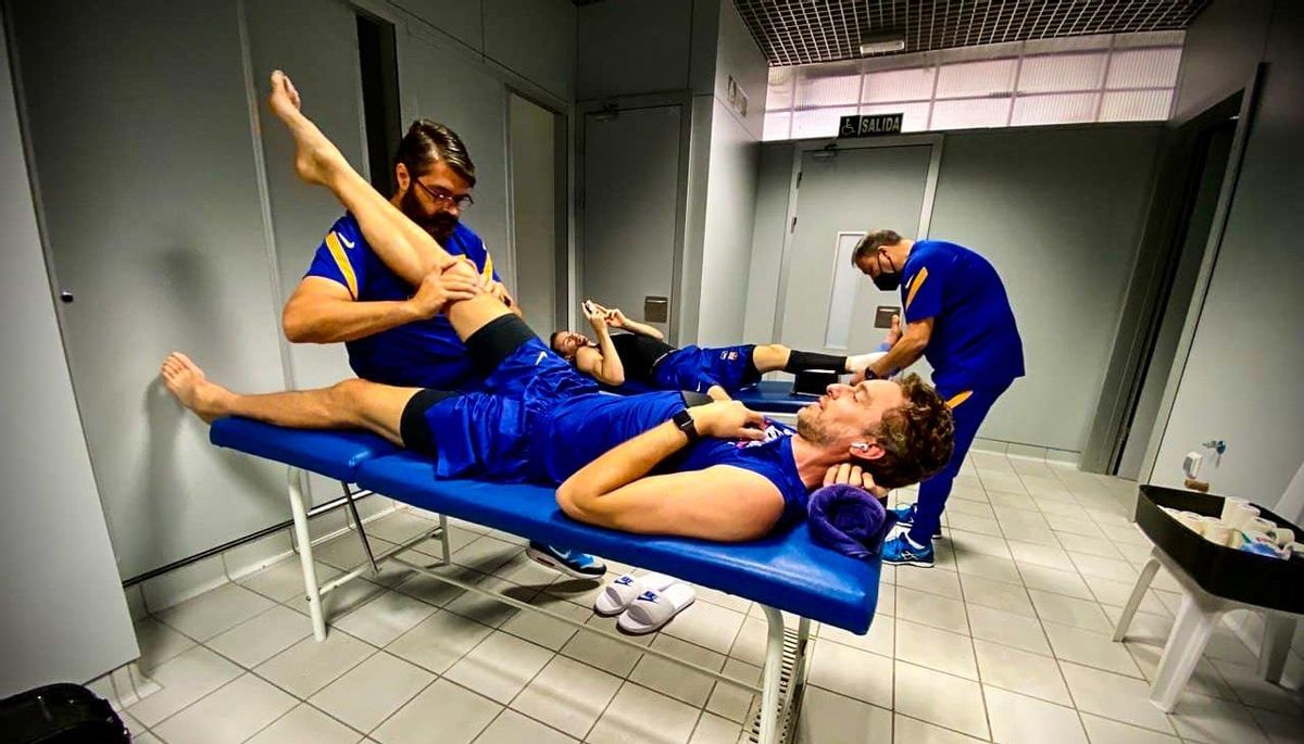 Recibe tratamiento de los fisios del Barça para mantener el buen tono muscular Recibe tratamiento de los fisios del Barça para mantener el buen tono muscular