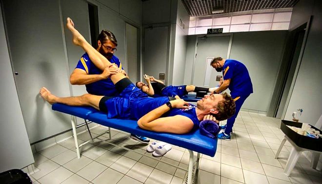 Recibe tratamiento de los fisios del Barça para mantener el buen tono muscular Recibe tratamiento de los fisios del Barça para mantener el buen tono muscular